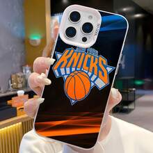 La funda de teléfono con espejo y diseño del logo de los New York Knicks funciona también como espejo y es compatible con  17,  16 Pro Max,  15 Pro Max,  13 y  12. Fabricada en TPU resistente, ofrece una excelente protección contra golpes y caídas. Un regalo perfecto para aficionados al baloncesto, familiares, amigos y ocasiones especiales como cumpleaños, días festivos y celebraciones de partidos. - Plateado - Ver 2