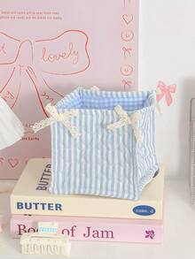 1pc Ins Style Quilted Desktop Storage Basket Features A Lace Bow. It's Suitable For Organizing And Storing Desktop Items, Including Lipsticks, Makeup Brushes, And Skincare Products. It Can Also Be Used As A Desktop Decoration, A Cosmetics Storage Basket, An Earphone And Lipstick Organizer, A Portable Picnic Basket, A Stationery Storage Basket - Multicolor - View 17