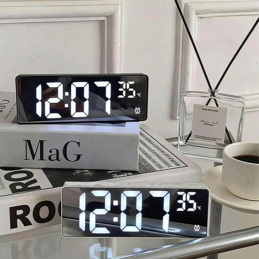 Reloj despertador digital LED multifuncional, reloj despertador digital LED alimentado por USB, reloj electrónico con alimentación por batería, muestra la hora, la fecha, la temperatura, formato de 12/24 horas, decoración del hogar, decoración del dormitorio (baterías no incluidas), decoración del hogar, decoración de la habitación, regalo para fiestas, regalo de cumpleaños, regalo de graduación - Carcasa blanca, pantalla blanca - Ver 1