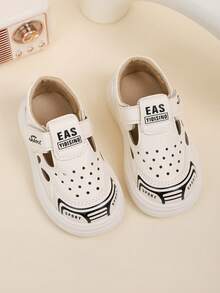 一双男女童夏季凉鞋，鞋底柔软，尺码18（适合1.5岁宝宝），防滑耐磨，露趾平底设计，是夏季穿着的理想之选。