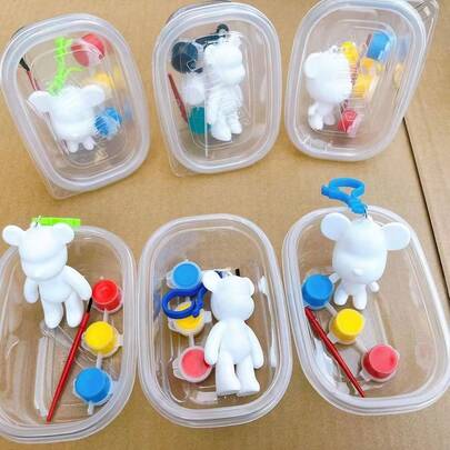 1/2/5/6 件套 DIY 手工套装 - 涂鸦娃娃钥匙扣，彩色小熊造型钥匙圈 | 材质：塑料 | 套装包含：1 个小熊素体 + 3 色颜料 + 1 个搅拌勺 + 1 个钥匙扣 | 颜色随机 | 提升创造力和动手能力 | 适用于派对游戏、课堂奖励、节日礼物