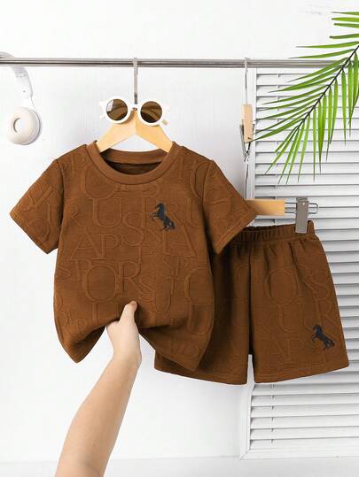 Set de 2 piezas de camiseta de manga corta y pantalones cortos con estampado de caballo y letra en inglés, de unicolor, para niños pequeños, de estilo casual minimalista, transpirable y suave, para verano