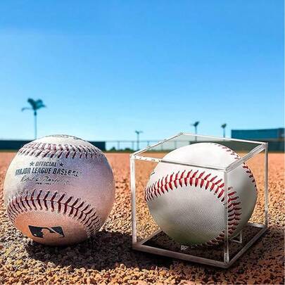 这款透明亚克力棒球展示盒采用UV防护材质，方形设计，可保护棒球，并可作为签名纪念品展示盒，适用于官方尺寸的棒球。透明设计让您可以清晰轻松地看到盒内物品，而UV防护涂层则有助于减少光照，防止您珍贵的签名褪色。
