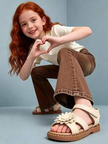 1双米色雏菊装饰软皮女童凉鞋，防滑平底交叉绑带+踝带，甜美清新风格，热门单品，好评如潮，舒适柔软鞋底，理想的儿童假日凉鞋