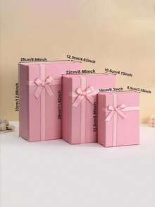Hộp quà màu hồng đơn giản và trang nhã này được làm từ chất liệu màu trơn, có nơ ruy băng và nắp gập. Nó phù hợp làm quà tặng trong các bữa tiệc, quà tặng ngày lễ, hoặc để gói quà cho bạn gái, quà Valentine và quà sinh nhật. - Hồng - Xem 3