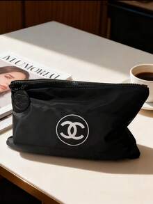 CHANEL Bolsa de almacenamiento cuadrada negra clásica con decoración impresa de doble anillo circular blanco, cremallera a juego y accesorio colgante redondo, tela suave, gran capacidad para almacenar cosméticos y productos de belleza, portátil y fácil de organizar, adecuada para viajes diarios, almacenamiento en el hogar y transporte en otoño/invierno, también es un gran regalo para amigos y familiares. - Negro - Ver 5