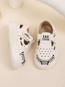 一双男女童夏季凉鞋，鞋底柔软，尺码18（适合1.5岁宝宝），防滑耐磨，露趾平底设计，是夏季穿着的理想之选。