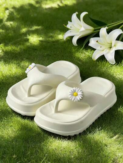 新款白色EVA儿童拖鞋，3D蝴蝶图案，女童鞋；轻便时尚，优雅独特，适合秋夏季节，室内外皆宜，也适合露营、聚会和派对。舒适休闲，是派对的理想之选，也可作为水鞋、游泳鞋和花园鞋使用，适合小女孩在海滩、游泳池和浴室穿着，是旅行必备单品。