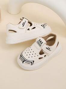 一双男女童夏季凉鞋，鞋底柔软，尺码18（适合1.5岁宝宝），防滑耐磨，露趾平底设计，是夏季穿着的理想之选。