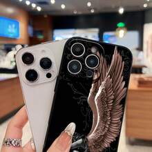 Ángel con alas sentado tristemente sobre un fondo oscuro. Esta elegante funda es compatible con los modelos  17, 16, 15, 14 Pro Max, 13, 12, 11, XR y XS Plus. Fabricada en silicona de vidrio, ofrece protección contra golpes y caídas, además de una sensación superior. Es un regalo ideal para familiares, amigos y seres queridos, y una opción perfecta para Año Nuevo. - Negro - Ver 4