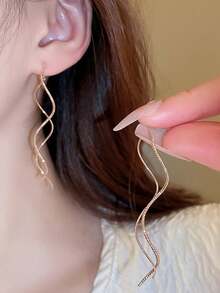 Minimalist Wavy Earrings, Elegant And Versatile, Lightweight Luxury Earrings, Slimming Face Design, Suitable For Women In Summer - Multicolor - View 3