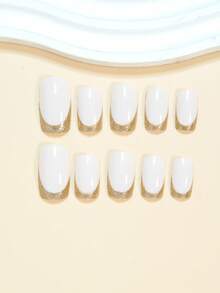 24片中号方形美甲贴片，瞬间提升您的美甲造型！简约奢华的金色闪粉法式美甲，优雅的白色底色搭配金色法式甲尖，全覆盖式假指甲，适合女性和女孩。内含1张粘性贴纸和1张迷你凝胶贴纸。随机发货。 - 金色 - 查看 2