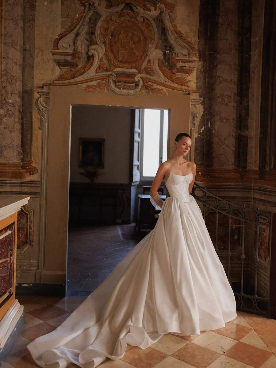 Elegant White Floor-Length A-Line Wedding Dress With Strapless Sweetheart Neckline And Daring Open Back Design – Sophisticated Bridal Gown For Dreamy Ceremonies And Grand Evening Galas. Perfect For Weddings, Christmas Parties, Halloween Balls, Prom Nights, Birthday Soirées, Formal Dinners, Graduation Celebrations, Homecoming Events, Cocktail Receptions, Bridal Party Occasions, Wedding Guest Outfits, And Festive Special Occasions. - 白色 - 查看 1