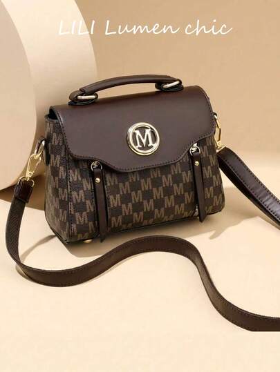 This Retro-Inspired Minimalist Printed Crossbody Bag Features An Adjustable PU Shoulder Strap And A Flap. Its Versatile Design Allows It To Be Used As A Simple Shoulder Bag Or A Crossbody Bag. The Spacious Interior Easily Holds Essentials Such As Lipstick, Keys, And Cosmetics, Making It Ideal For Commuting, Outings, Shopping, Or Dates.