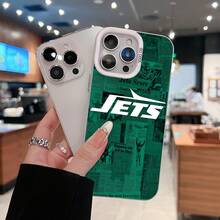 Funda para teléfono Jets Game Day Newspaper Collage compatible con  17,  16 Pro Max,  15 Pro Max,  13 y  12. Fabricada en TPU resistente para una protección óptima contra golpes y caídas. Esta funda presenta una dinámica combinación de titulares e imágenes deportivas vintage, perfecta para los aficionados. Un regalo ideal para familiares, amigos y amantes del deporte, y una forma fantástica de celebrar cualquier ocasión, como cumpleaños, días festivos o celebraciones de partidos. - Plateado - Ver 1