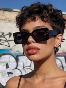 一副男女通用方形黑色五角星太阳镜，适合电子音乐节、旅行、度假、运动风、驾驶、假日装扮、海滩、郊游、夏季配饰、家庭出游、高尔夫、徒步、优雅装扮、街头风配饰、度假氛围、运动、派对、户外活动、街头风、钓鱼、户外活动、假期等场合。 - 黑色 - 查看 6