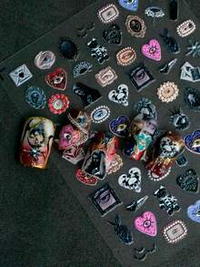 一款复古神秘美甲贴纸，带有浮雕纹理，以邪恶宝石恶魔之眼为主题，哥特风格，包含蝙蝠、骷髅、宝石等元素，适合个人DIY，打造复古神秘暗黑风格的美甲。