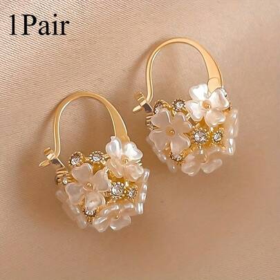 A Pair Of Fashionable Flower Earrings, Designed With Golden Circle And White Flowers, Are Very Suitable For Daily Use, Parties, Birthdays, Dates, And As A Universal Gift For Valentine's Day All Year Round.
