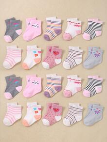 Zestaw skarpetek niemowlęcych żakardowych 20/10/5/1 z różowej serii, z uroczymi kwiatowymi wzorami. Skarpetki są nadrukowane we wzory takie jak kokardki, serduszka, kwiaty, paski i patchworkowe bloki kolorystyczne. Proste i swobodne, wygodne skarpetki średniej długości na każdą porę roku, skarpetki dla wcześniaków, a także skarpetki dla noworodków i małych dzieci. - Wielokolorowe - Zobacz 1
