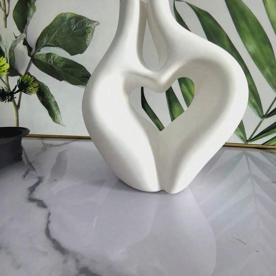 Jarrón minimalista y abstracto con forma de corazón hueco - Ornamento de aspecto cerámico elegante | Accesorio de decoración moderna perfecto para sala de estar y entrada (Opciones en negro/blanco) - Multicolor - Ver 1