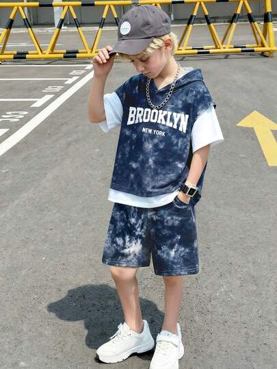 2-delat set med kortärmad t-shirt och shorts i tie-dye-mönster för pojkar, texttryck i flera lager, avslappnad gatustil, lös och bekväm, vår/sommar/höst