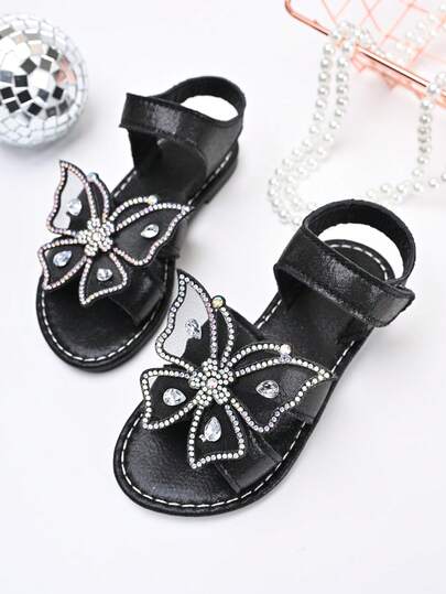 1 par svarta plusstorlekar platta sandaler för småbarnsflickor, mjukt läder med sömmar, färgglad strass-fjärilsdekor, rund tå, halkfri mjuk sula, moderiktiga och avslappnade strandsandaler för 3-12-åriga flickor, vår/sommar 2026