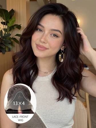 Peluca de encaje de alta definición de 13*4, elegante, de moda y natural, de castaño oscuro de 16 pulgadas de largo medio, peluca de encaje sintético resistente al calor adecuada para que las actrices la usen a diario en festivales, viajes, juegos de roles, fiestas, reuniones y otras ocasiones. Es muy fácil de usar y es un regalo de festival para las chicas