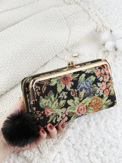 这款带绒球挂饰的布艺钱包，复古折叠长款设计，时尚现代，商务气息浓郁，轻薄便携，容量大，可收纳信用卡、身份证、现金等，适合商务休闲场合，是学校、大学、工作、商务通勤、教师节、返校季、假期、办公室周年纪念、送给爱人、作为生日礼物、送给女士、女性、白领、大学生的理想之选。它也是学校宿舍和返校季的必备文具包。