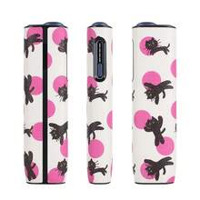 一套适用于 IQOS ILUMA ONE/ILUMMA I ONE 的保护套，采用 PU 皮革材质，印有笑脸、爱心和猫嘴图案，提供 360° 全方位保护，有效防止刮擦和碰撞，男女皆宜的礼物