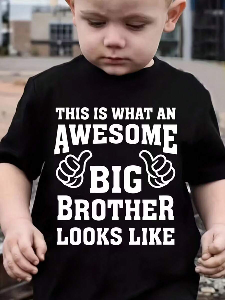 Camisetas impresas para niños de 4 a 16 años para niños y niñas One Boys Black Short Sleeve features a confident "THIS IS WHAT AN AWESOME BIG BROTHER LOOKS LIKE" graphic (with bold typography & thumbs-up details, a joyful sibling-themed style) 100% Cotton fabric offers Light touch Super Soft and Breathable functions Casual lively proud style fits perfectly for daily wear family gatherings sibling activities playdates and comfortable everyday use for boys who love vibrant bonding-themed designs - Negro - Ver 1