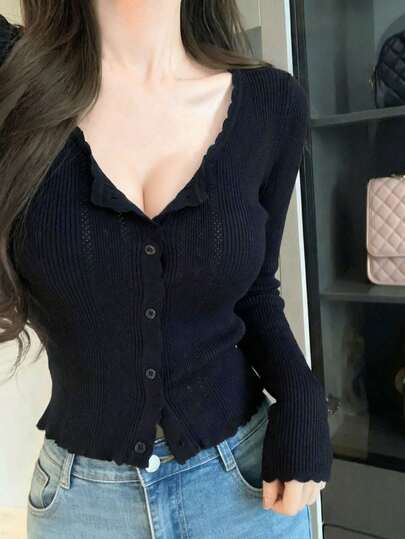 新款镂空针织开衫，修身短款设计，长袖，适合春夏穿着。