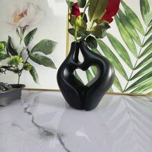 Jarrón minimalista y abstracto con forma de corazón hueco - Ornamento de aspecto cerámico elegante | Accesorio de decoración moderna perfecto para sala de estar y entrada (Opciones en negro/blanco) - Multicolor - Ver 3