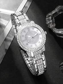 Chance 这款时尚百搭的男女情侣手表共有两枚，采用圆形表盘和石英机芯，是情侣佩戴的理想之选。 - 彩色 - 查看 2