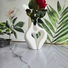 Jarrón minimalista y abstracto con forma de corazón hueco - Ornamento de aspecto cerámico elegante | Accesorio de decoración moderna perfecto para sala de estar y entrada (Opciones en negro/blanco) - Multicolor - Ver 5
