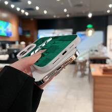 Funda para teléfono Jets Game Day Newspaper Collage compatible con  17,  16 Pro Max,  15 Pro Max,  13 y  12. Fabricada en TPU resistente para una protección óptima contra golpes y caídas. Esta funda presenta una dinámica combinación de titulares e imágenes deportivas vintage, perfecta para los aficionados. Un regalo ideal para familiares, amigos y amantes del deporte, y una forma fantástica de celebrar cualquier ocasión, como cumpleaños, días festivos o celebraciones de partidos. - Plateado - Ver 5