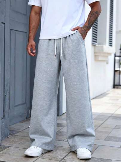 男士浅灰色弹力腰阔腿休闲运动裤，采用超柔软透气面料，穿着凉爽舒适，简约时尚设计，适合日常通勤、居家休闲穿着，是送给男士的贴心礼物。