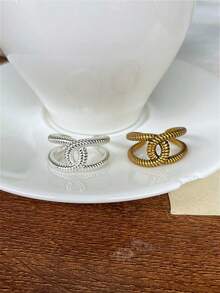 1枚复古时尚简约双层C形扭纹开口戒指，适合女性日常佩戴，是一款百搭的男女通用戒指。 - 彩色 - 查看 2