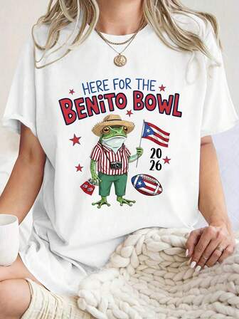 大码花卉水墨风格印花，图案为植物装饰。这是一件白色休闲T恤的产品展示，上面印有“HERE FOR THE BENITO BOWL”（为贝尼托碗而来）字样、带有波多黎各元素的青蛙图案以及“2026”字样；T恤悬挂在印有文字的布袋背景上，搭配卷纸、旧报纸和运动鞋，营造出休闲氛围。图案T恤，休闲舒适，适合日常穿着。