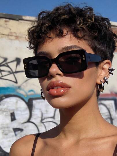 一副男女通用方形黑色五角星太阳镜，适合电子音乐节、旅行、度假、运动风、驾驶、假日装扮、海滩、郊游、夏季配饰、家庭出游、高尔夫、徒步、优雅装扮、街头风配饰、度假氛围、运动、派对、户外活动、街头风、钓鱼、户外活动、假期等场合。