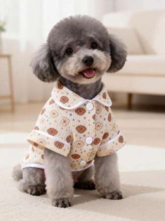 1件柔软可爱的宠物狗/猫服装，舒适的条纹/波点/卡通狗狗表情设计，休闲家居服，适合春、夏、秋、冬四季穿着。