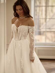 Romantic Off-The-Shoulder Deep V Lace Illusion Tulle A-Line Wedding Gown With Lace Train, Wedding Dresses For Bride, Elegant And Comfortable, Includes Plus Sizes, Bridal Gown, Formal Dresses For Women, Suitable For Wedding, Party, Vacation, Bride, Formal Occasions, Dinner Dress, Prom Dress, After-Party Dress, Homecoming Dress, Cocktail Party, Birthday Party, Celebration, Gala, Festival, Ceremony, White - trắng - Xem 2