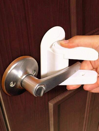 1 st 4,72 * 3,54 * 1,57 tum vit ABS öppningsfri dörr säkerhetslås spänne, skyddande dörrhandtag lås spänne, halkfri lås spänne, enfärgad sömlös bärbar toppdörr babysäkerhetsdörrhandtagslås, dörrblockerare hushålls omvänd lås spänne, lämplig för hemmabruk, behöver inte sys på dörren, bärbart säkerhetsdörrhandtagslås