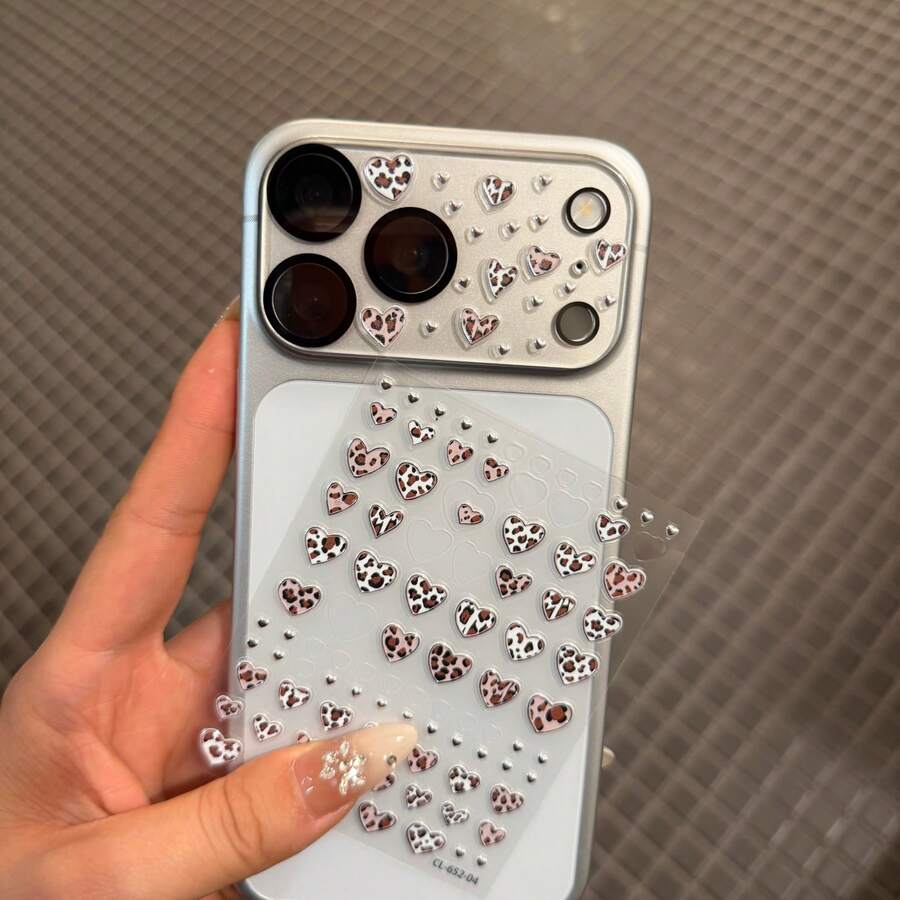 镜头保护膜+豹纹爱心贴纸，兼容苹果17 Pro Max/17 Pro，相机镜头保护膜玻璃盖，为您的手机提供时尚保护。手机装饰