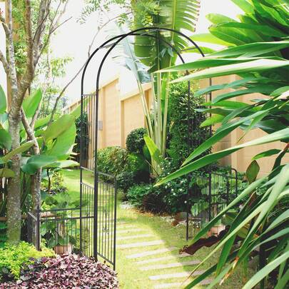  Outsunny Metal Garden Arbor Arch With Double Doors, 2 Side Planter Baskets, Climbing Vine Frame, Black