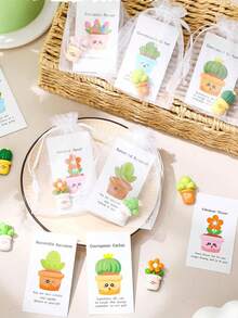 15件套员工答谢礼品套装，包含5张励志语录卡片、5个迷你树脂花盆和5个欧根纱袋，激励卡片，迷你树脂花盆，适合团队答谢活动、办公桌礼物、送给同事或员工的礼物。 - 彩色 - 查看 2