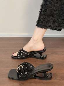 Giày sandal đế bệt nữ kiểu Âu & Mỹ, mũi vuông, ba màu, thiết kế đinh tán và khóa cài, gót chunky bất đối xứng khoét rỗng giúp tăng chiều cao, đa năng cho đi làm, hẹn hò, dự tiệc. - màu đen - Xem 4