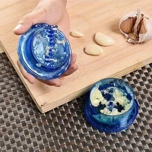 1个手动压蒜器/蒜蓉器 - 塑料压蒜器，手持式蒜蓉器，无需电力，高效扭转蒜瓣，手动扭转式蒜蓉压碎盒 - 易于使用的厨房工具，快速压碎蒜瓣，无需电力，透明手动蒜蓉制作器 - 手持式扭转设计