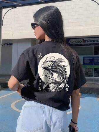 Camiseta de mujer de cuello redondo negro de manga corta, con estampado de carpa koi, blusa casual japonesa versátil, adecuada para uso diario