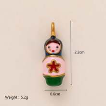 1 chiếc mặt dây chuyền hình hoạt hình bằng thép không gỉ thời trang, mô phỏng cuộc sống thường ngày: điện thoại di động, xe điện, ủng, búp bê, đàn guitar, găng tay đấm bốc, hoa. Được làm từ vàng 18K mạ chân không, thích hợp để tự làm trang sức, vòng cổ, vòng tay, bông tai, móc khóa, phụ kiện túi xách, phụ kiện trang sức nữ, phụ kiện ví, mặt dây chuyền thép không gỉ, phụ kiện DIY. - Nhiều màu - Xem 16