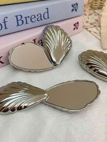 心形手持化妆镜，迷你便携折叠双面化妆镜，防碎旅行镜，可爱心形设计，方便随身携带，随时补妆，约会妆容准备，旅行必备，舞会妆容，适合年轻女性、学生、闺蜜、化妆新手，也是情人节、圣诞节、生日、赠品、旅行、平价好物等场合的绝佳礼物。 - 銀色 - 查看 6